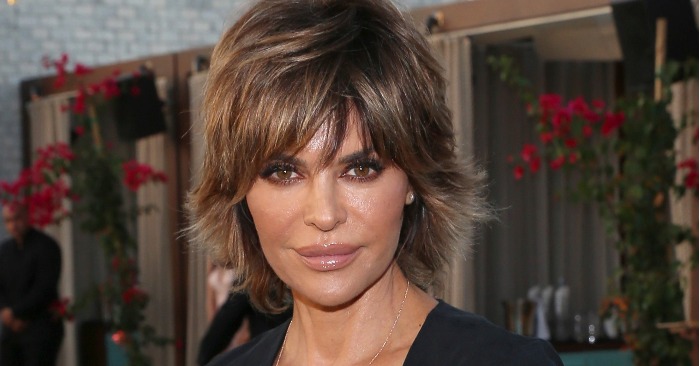 Recently, Hollywood actress Lisa Rinna treated her followers to a unique image.💥 Lisa Rinna has always delighted her fans with her unique beauty. The actress played a role in the films «Sex, Lies, and Obsession» and «Melrose District» and became popular. Recently, the writer and businesswoman posted a photo of herself relaxing on a Canadian lake. Lisa became a mother and now has two adult children married to actor Harry Hamlin. She had two daughters in 1998 and 2001, but she has always had an amazing body. In this photo, 60-year-old Lisa put her hands on her knees in a sexy pose. It was shocking for the fans. They enjoyed the impeccable body of the actress. The photo showed her large breasts and thin hips. The model wore a black bikini and was wearing a nice straight-brimmed hat. The hat covered the eyes of the actress. Beautiful nature complemented the beauty of photo.